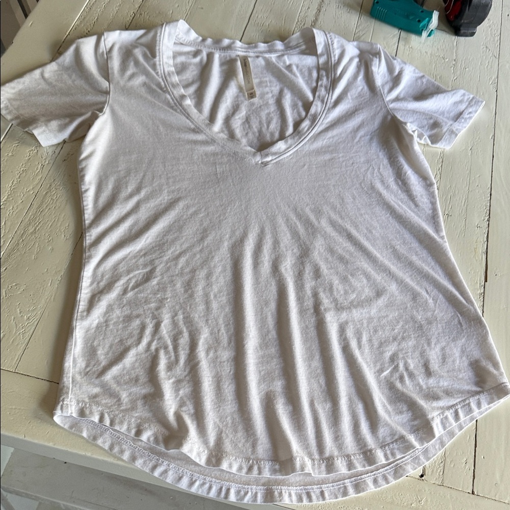 Babaton XS Classic White V-Neck Women's Top